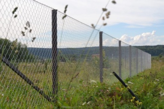 Забор из сетки рабицы в натяг с протяжкой арматуры 8 соток фото под ключ