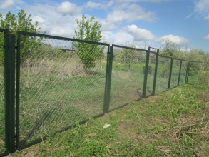 Забор из сетки рабицы в натяг секционный 20 соток фото недорого под ключ