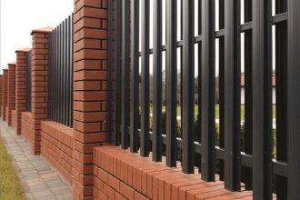 Забор из евроштакетника с кирпичными столбами 20 соток фото в Талдоме