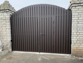 Ворота распашные из евроштакетника - пример 2 фото в Талдоме