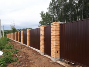 Кирпичный забор на ленточном фундаменте 12 метров фото в Талдоме