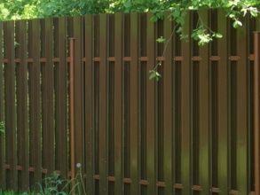 Забор из евроштакетника с бетонированием столбов 12 метров фото в Талдоме