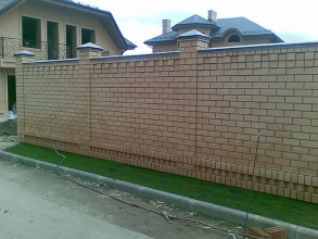 Кирпичный забор сплошной 6 соток фото под ключ