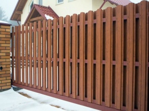 Забор из евроштакетника с кирпичными столбами 200 метров фото в Талдоме