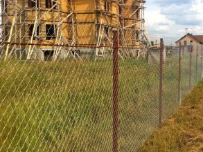 Забор из сетки рабицы в натяг с протяжкой арматуры 15 соток фото стоимость под ключ