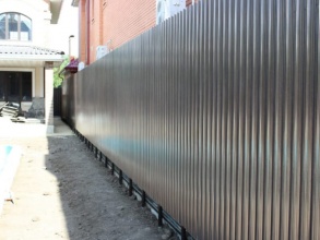 Забор из евроштакетника на ленточном фундаменте 57 метров фото в Талдоме