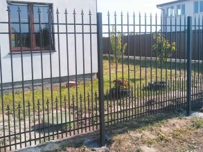 Сварные заборы с бетонированием столбов 20 метров фото под ключ