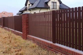 Забор из евроштакетника с кирпичными столбами 8 соток фото в Талдоме